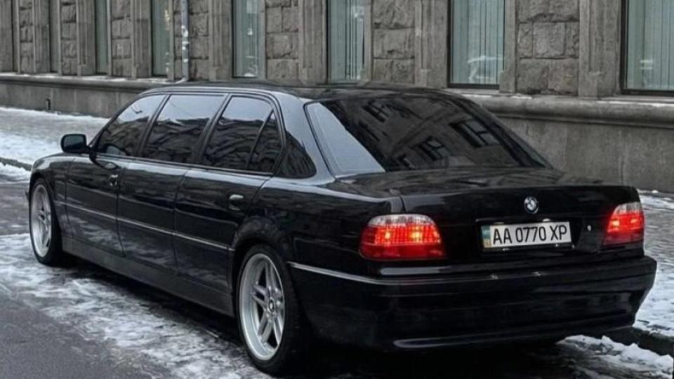 Необичайно: Продава се BMW с джакузи в салона Снимки