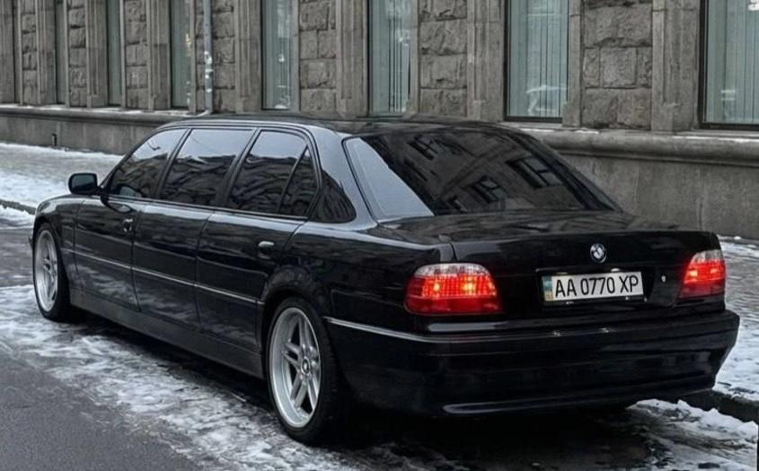 Необичайно: Продава се BMW с джакузи в салона Снимки