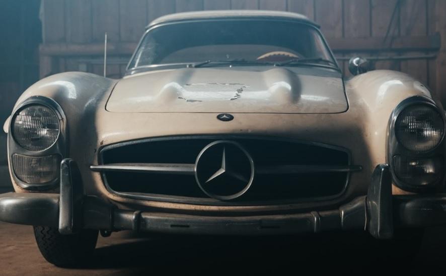 Вижте как BMW и Porsche честитиха годишнината на Mercedes Снимки