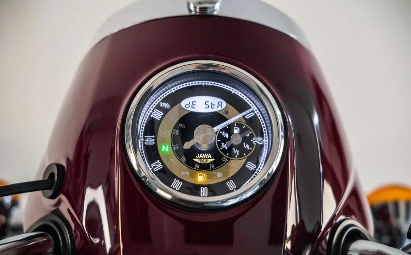 Пуснаха новия мотоциклет Jawa 350, отличава се с много хром и стилни прибори Снимки