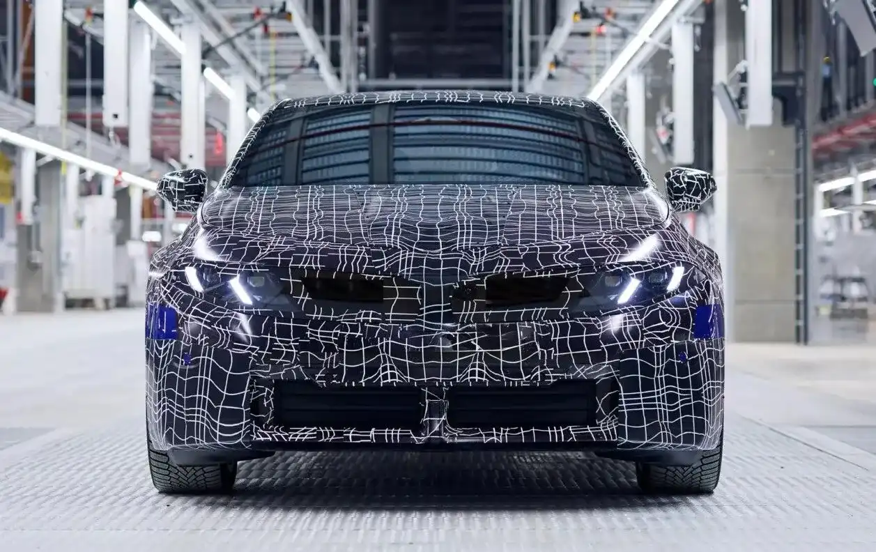 BMW представи официално най-евтиния си електрически седан