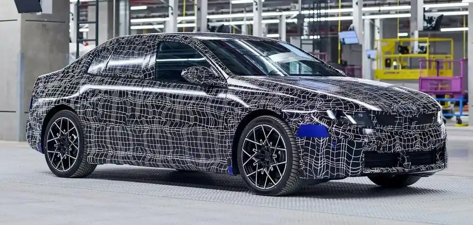 BMW представи официално най-евтиния си електрически седан