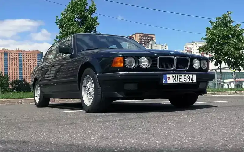 Какво не могат да направят съвременните автомобилни производители – 40-годишно BMW 7 дава отговор