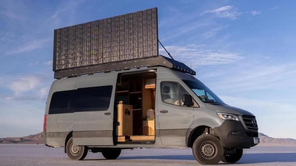 Интригуващ проект: Промениха по уникален начин Mercedes Sprinter Снимки