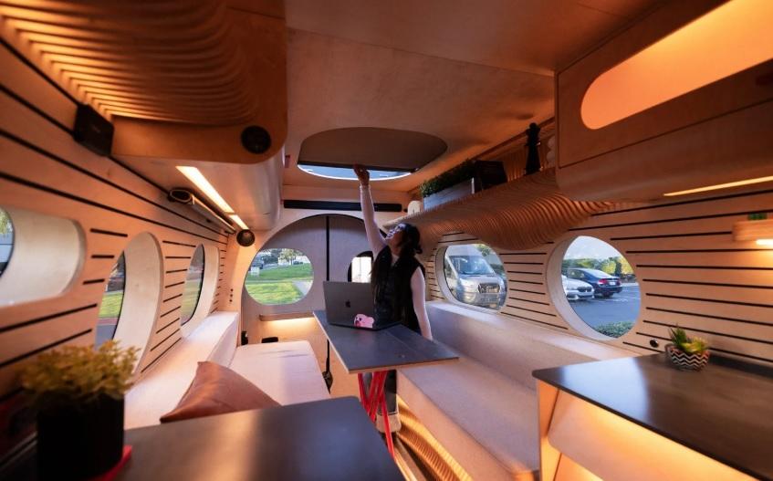 Интригуващ проект: Промениха по уникален начин Mercedes Sprinter Снимки