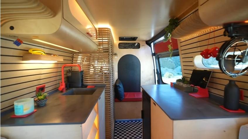 Интригуващ проект: Промениха по уникален начин Mercedes Sprinter Снимки