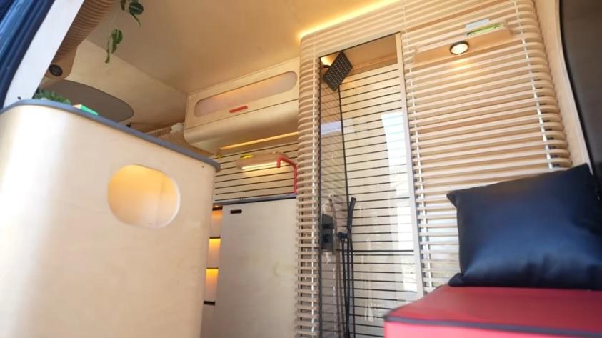 Интригуващ проект: Промениха по уникален начин Mercedes Sprinter Снимки