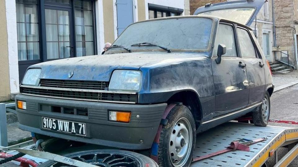 Намериха изоставено Renault от 80-те години, което никога не е карано Снимки