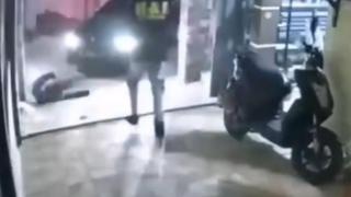Подборка от зрелищни кадри: Бизнесмен с кола действа решително спрямо въоръжени престъпници