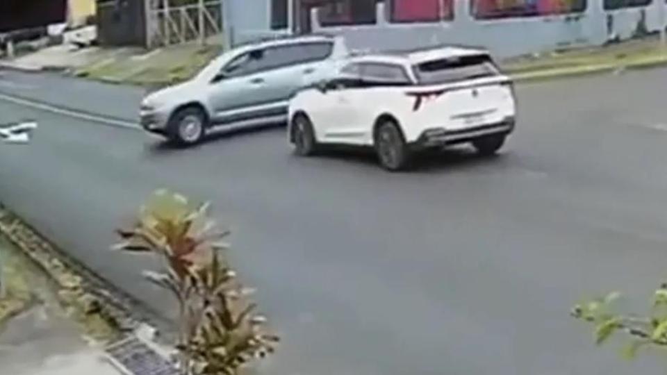Собственик на Toyota RAV4 направи серия от инциденти заради неуспешна маневра