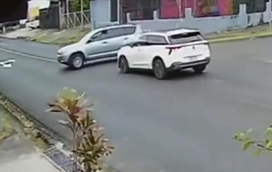 Собственик на Toyota RAV4 направи серия от инциденти заради неуспешна маневра