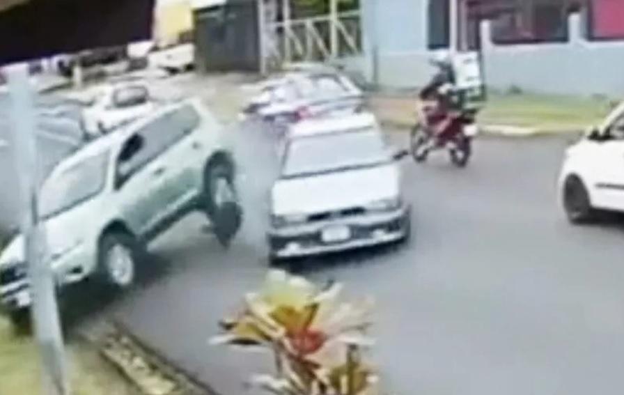 Собственик на Toyota RAV4 направи серия от инциденти заради неуспешна маневра