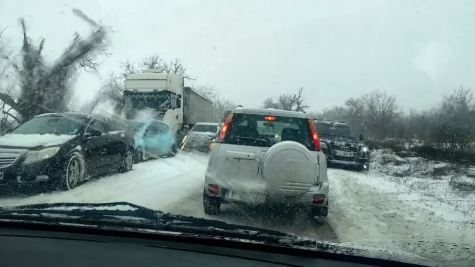 Зимата вгорчи настроението на шофьорите, къде са блокираните от снега отсечки