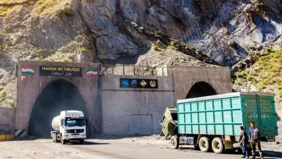 Тунелът Анзоб - най-тъмният и опасен в света