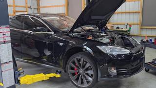 Американец си купи повредена Tesla с 92% отстъпка и успя да я поправи само за 80 долара