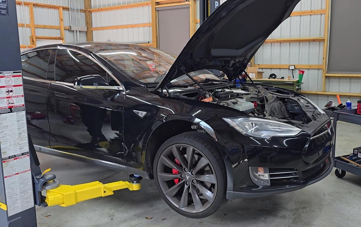 Американец си купи повредена Tesla с 92% отстъпка и успя да я поправи само за 80 долара