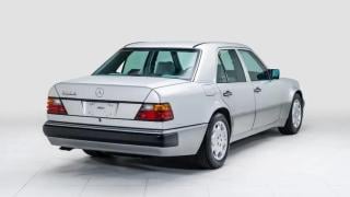 Продава се Mercedes-Benz 500 E, който е бил собственост на актьора Джери Зайнфелд Снимки
