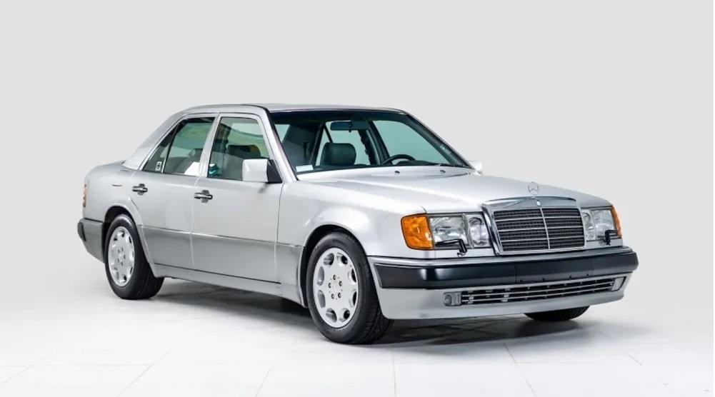 Продава се Mercedes-Benz 500 E, който е бил собственост на актьора Джери Зайнфелд Снимки