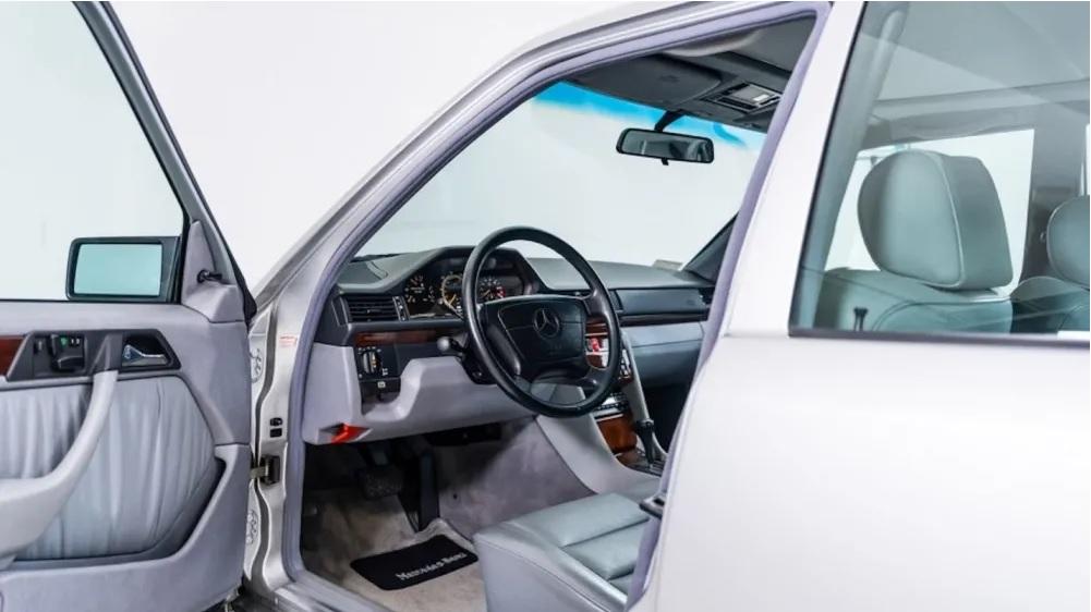 Продава се Mercedes-Benz 500 E, който е бил собственост на актьора Джери Зайнфелд Снимки