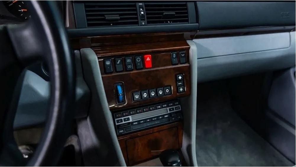 Продава се Mercedes-Benz 500 E, който е бил собственост на актьора Джери Зайнфелд Снимки