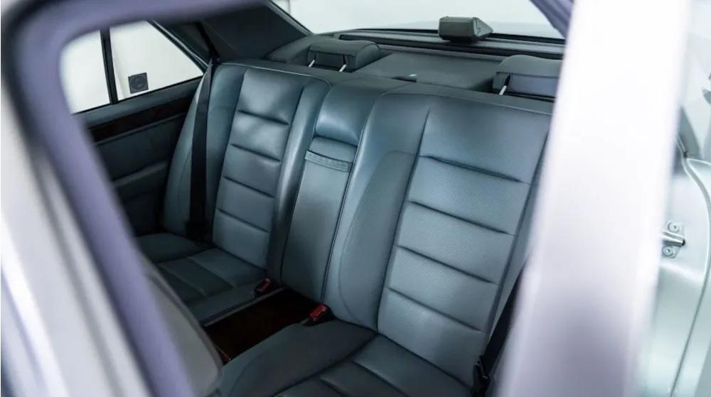 Продава се Mercedes-Benz 500 E, който е бил собственост на актьора Джери Зайнфелд Снимки