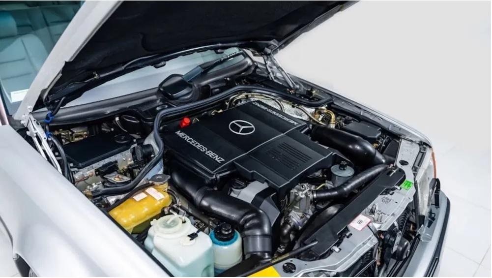 Продава се Mercedes-Benz 500 E, който е бил собственост на актьора Джери Зайнфелд Снимки
