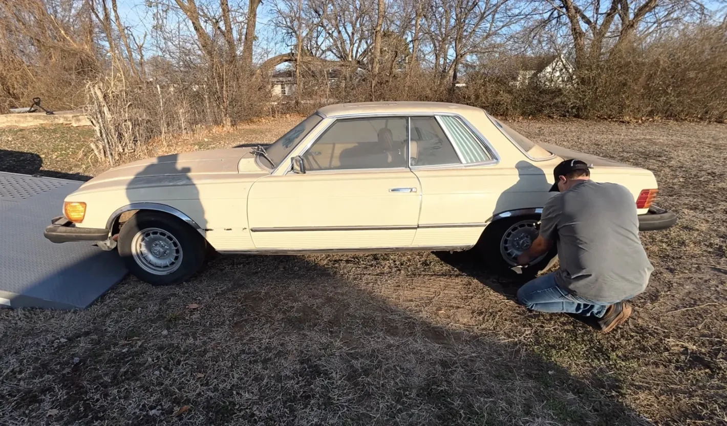 Mercedes 450 SLC престоял в плевня 15 години: ключалката трябвало да бъде отрязана, за да бъде спасен