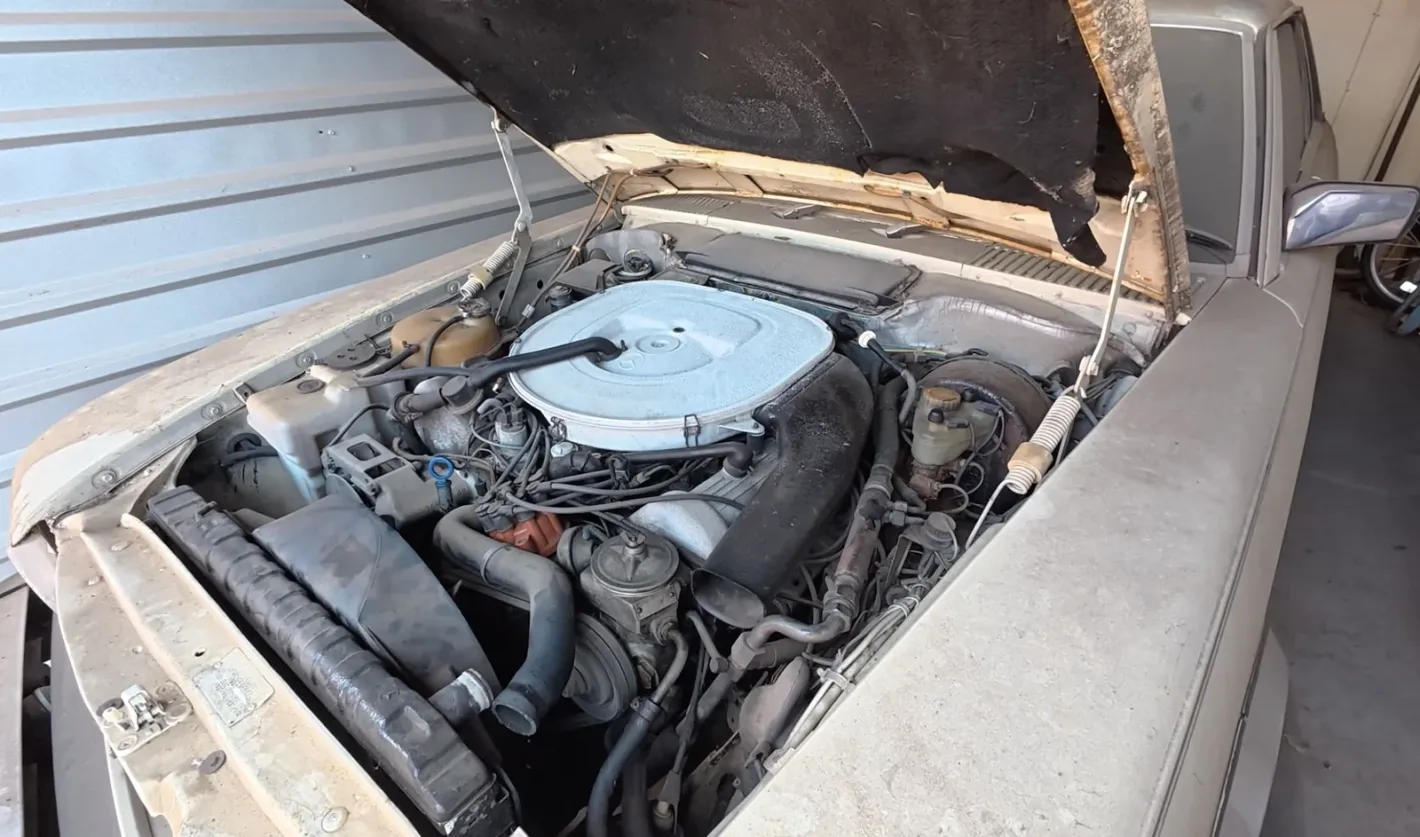 Mercedes 450 SLC престоял в плевня 15 години: ключалката трябвало да бъде отрязана, за да бъде спасен