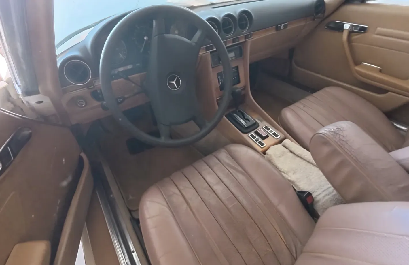 Mercedes 450 SLC престоял в плевня 15 години: ключалката трябвало да бъде отрязана, за да бъде спасен
