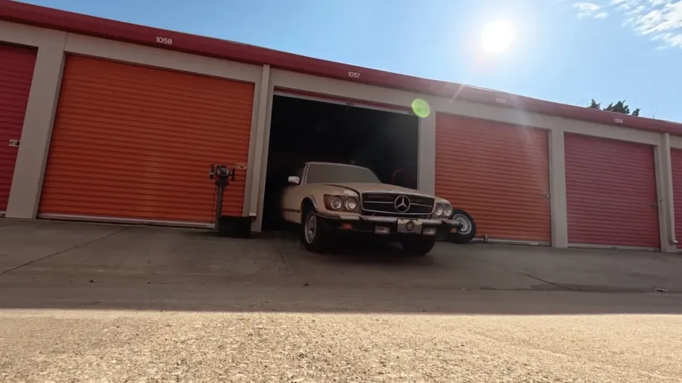 Mercedes 450 SLC престоял в плевня 15 години: ключалката трябвало да бъде отрязана, за да бъде спасен