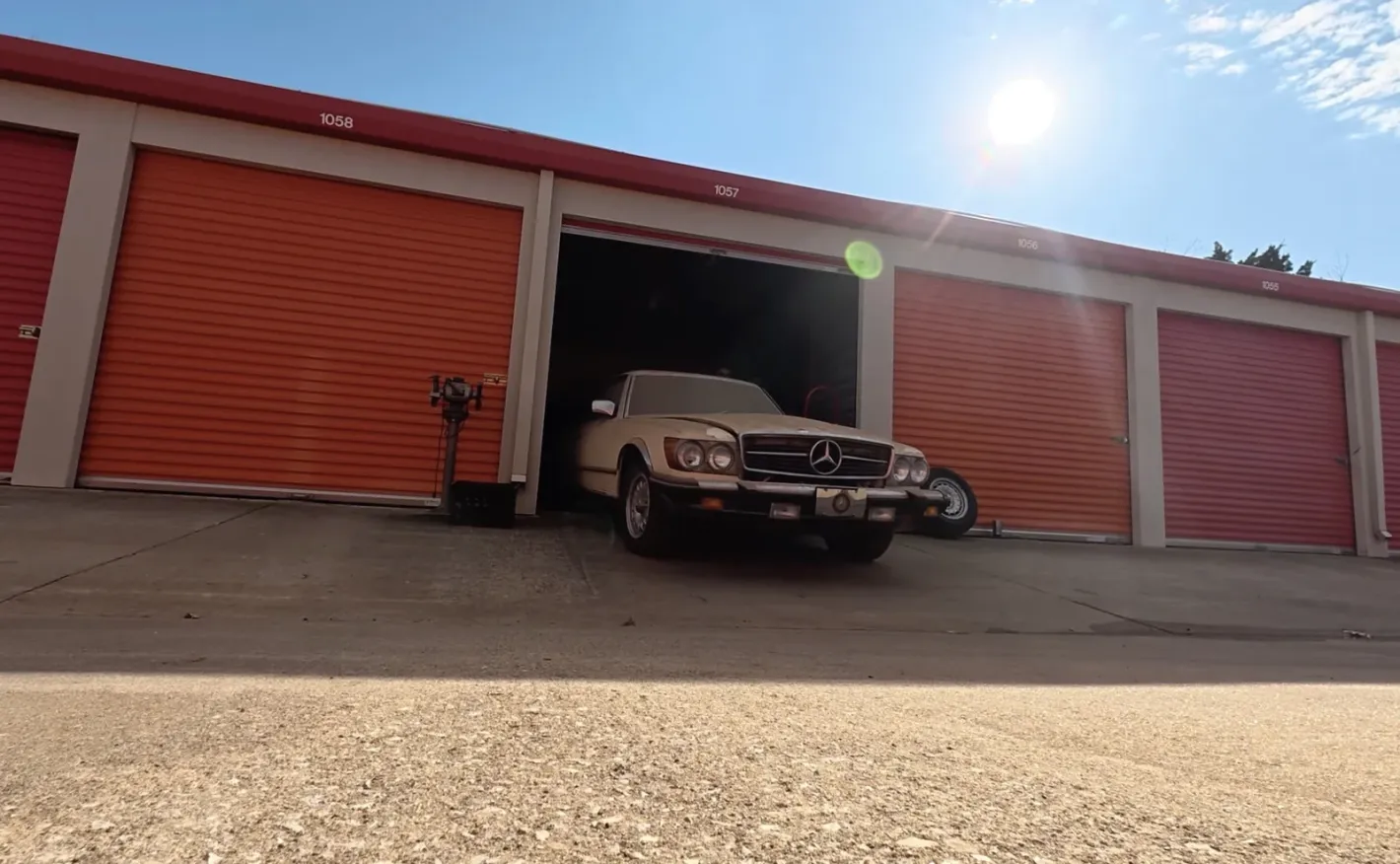 Mercedes 450 SLC престоял в плевня 15 години: ключалката трябвало да бъде отрязана, за да бъде спасен