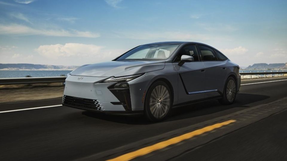 Пускат новото осмо поколение на Lexus ES Снимки