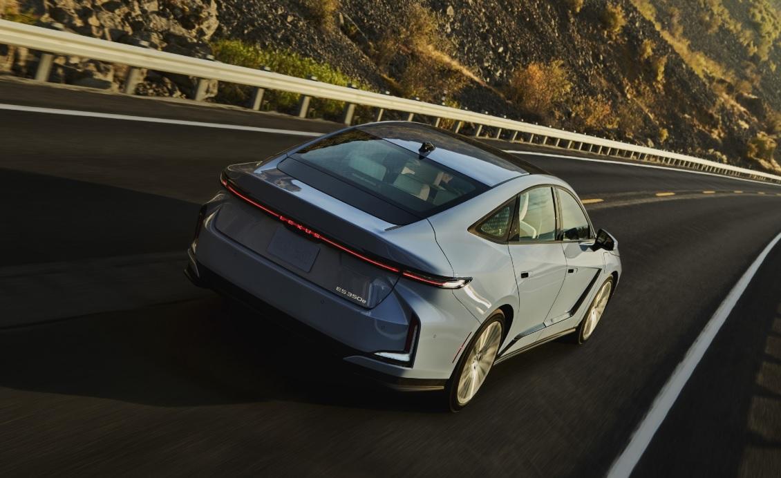 Пускат новото осмо поколение на Lexus ES Снимки