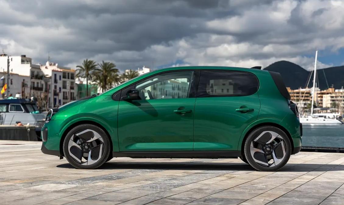 Новият Renault Twingo E-Tech променя правилата в сегмента на компактните автомобили