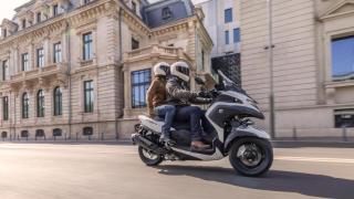 Новият скутер Yamaha Tricity 300 е с три колела и въздушна възглавница