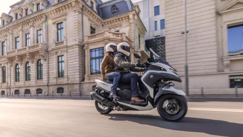 Новият скутер Yamaha Tricity 300 е с три колела и въздушна възглавница