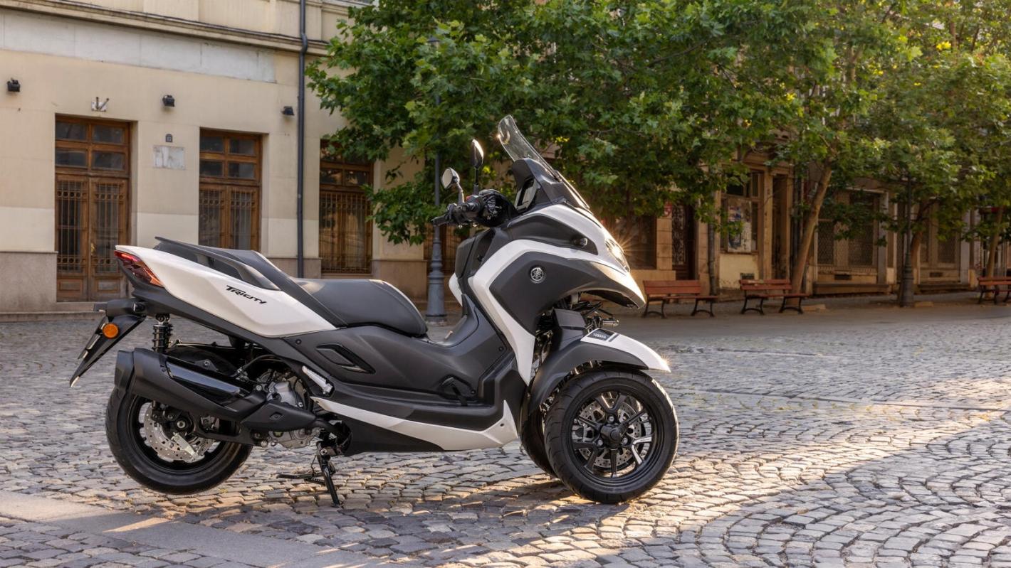 Новият скутер Yamaha Tricity 300 е с три колела и въздушна възглавница