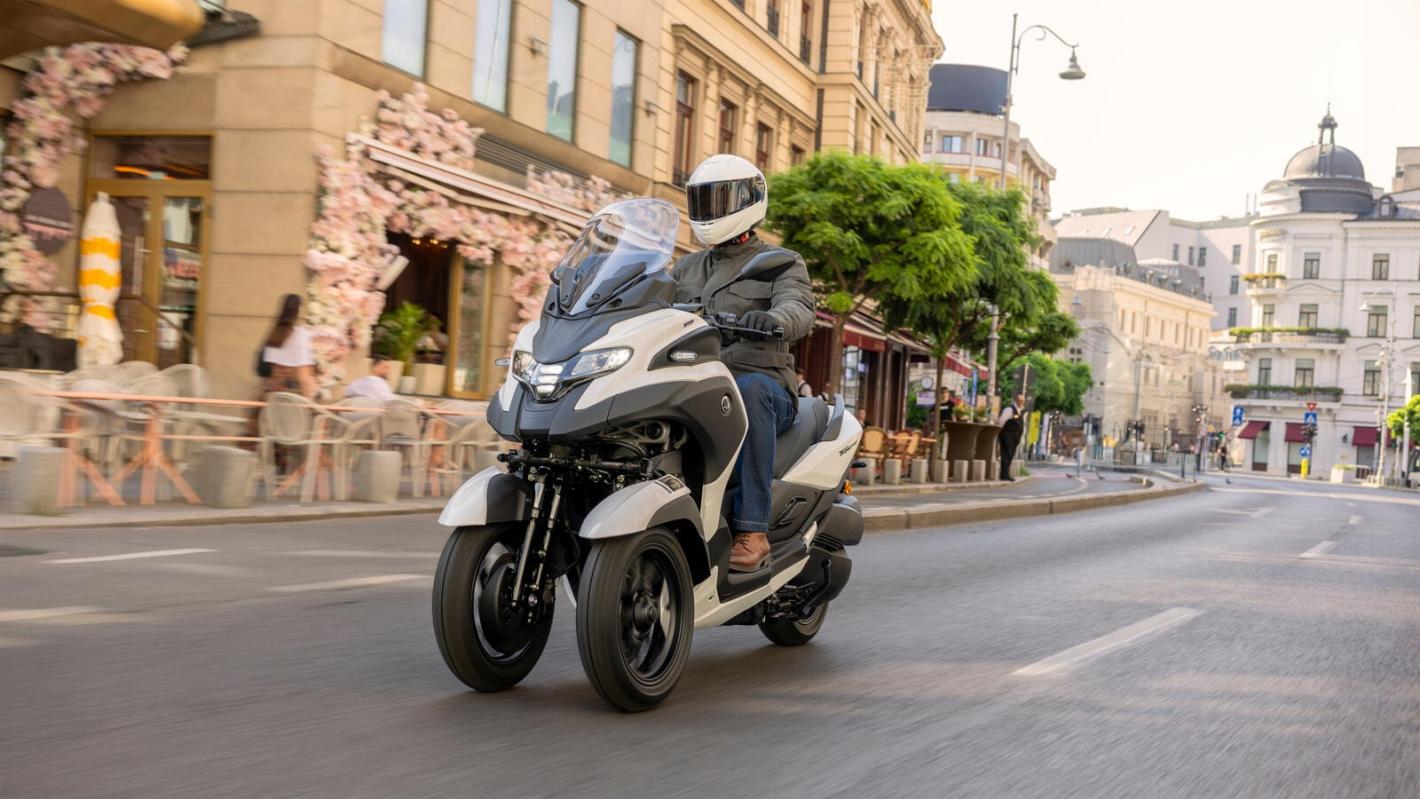 Новият скутер Yamaha Tricity 300 е с три колела и въздушна възглавница