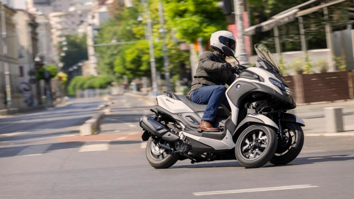 Новият скутер Yamaha Tricity 300 е с три колела и въздушна възглавница