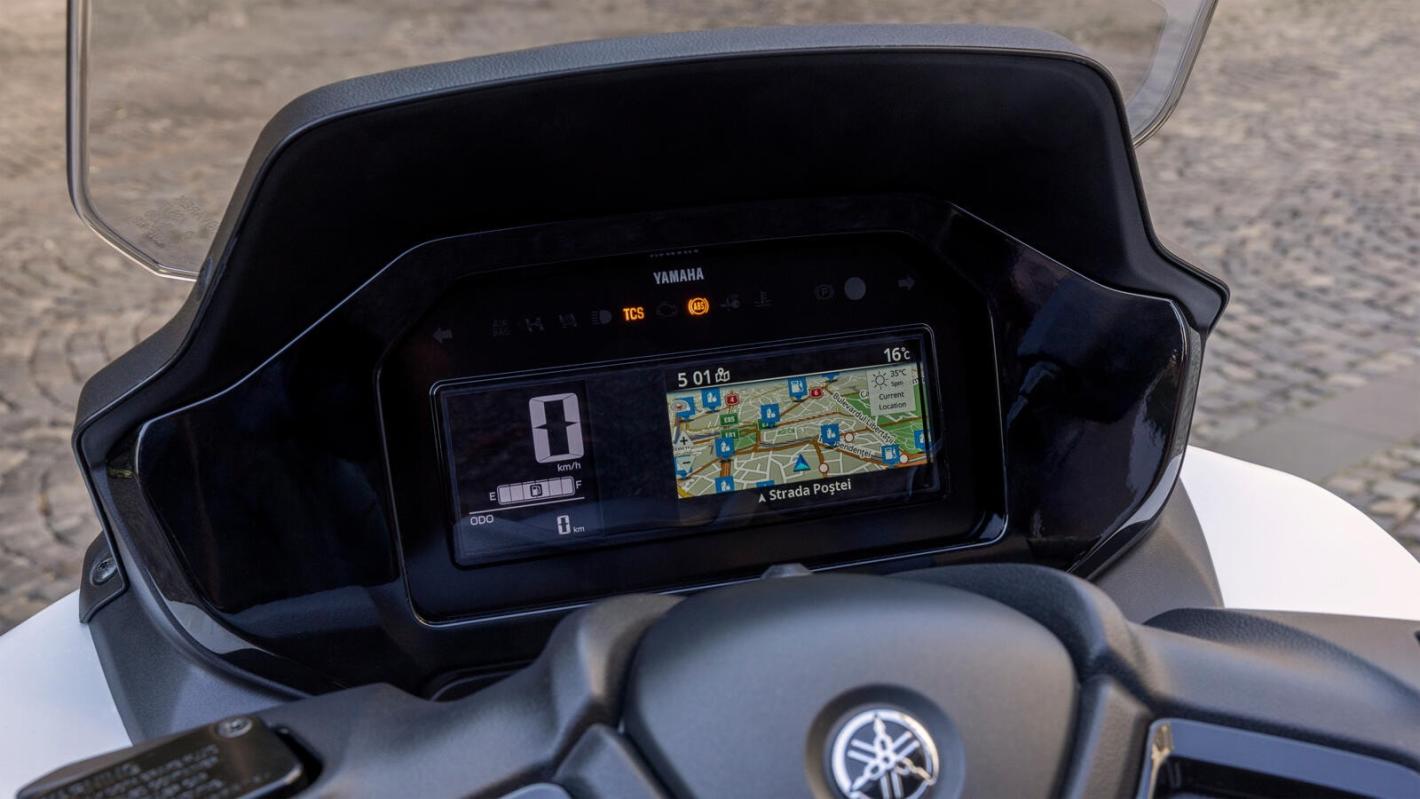Новият скутер Yamaha Tricity 300 е с три колела и въздушна възглавница