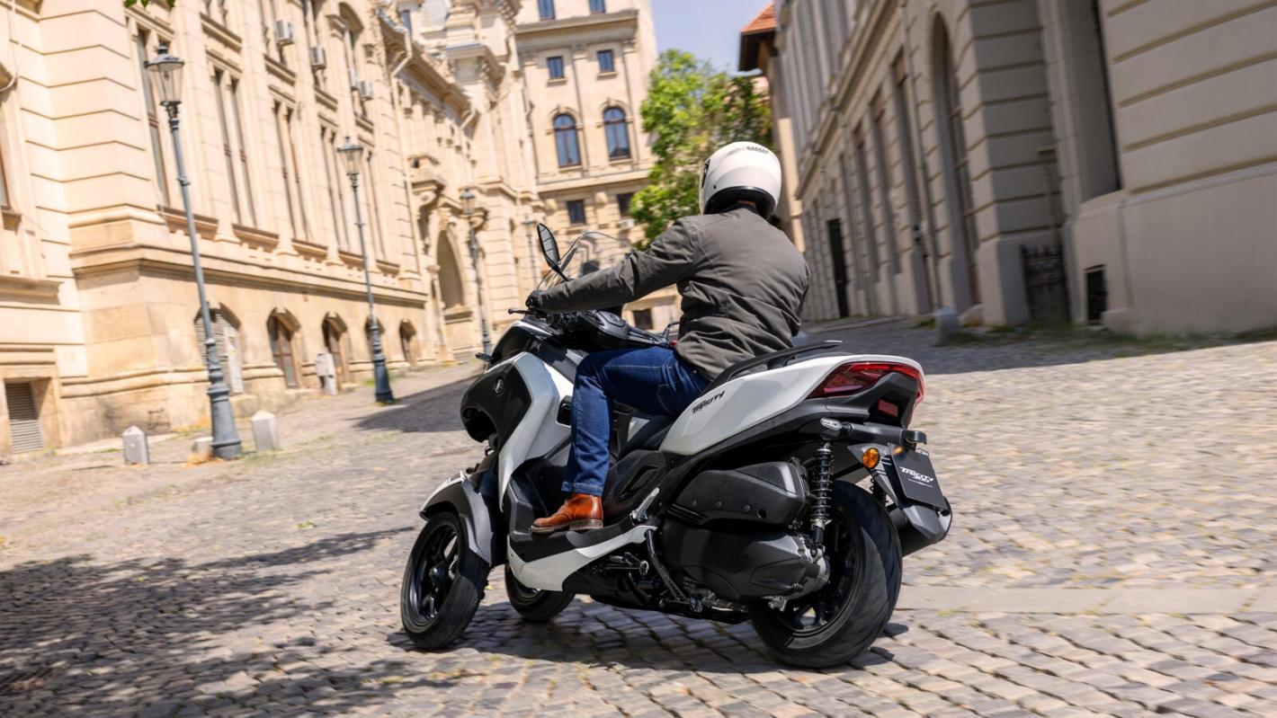 Новият скутер Yamaha Tricity 300 е с три колела и въздушна възглавница