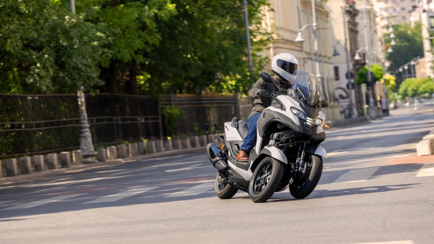 Новият скутер Yamaha Tricity 300 е с три колела и въздушна възглавница