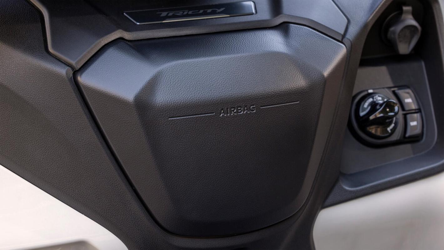 Новият скутер Yamaha Tricity 300 е с три колела и въздушна възглавница
