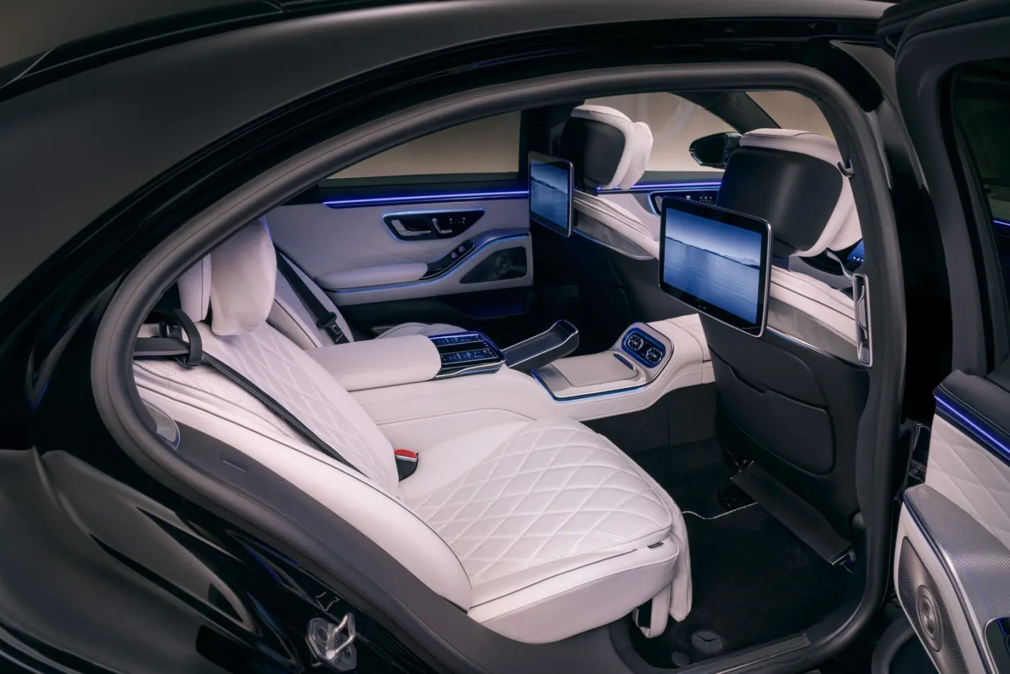 Защо новият Mercedes S-класа има отопляеми предпазни колани
