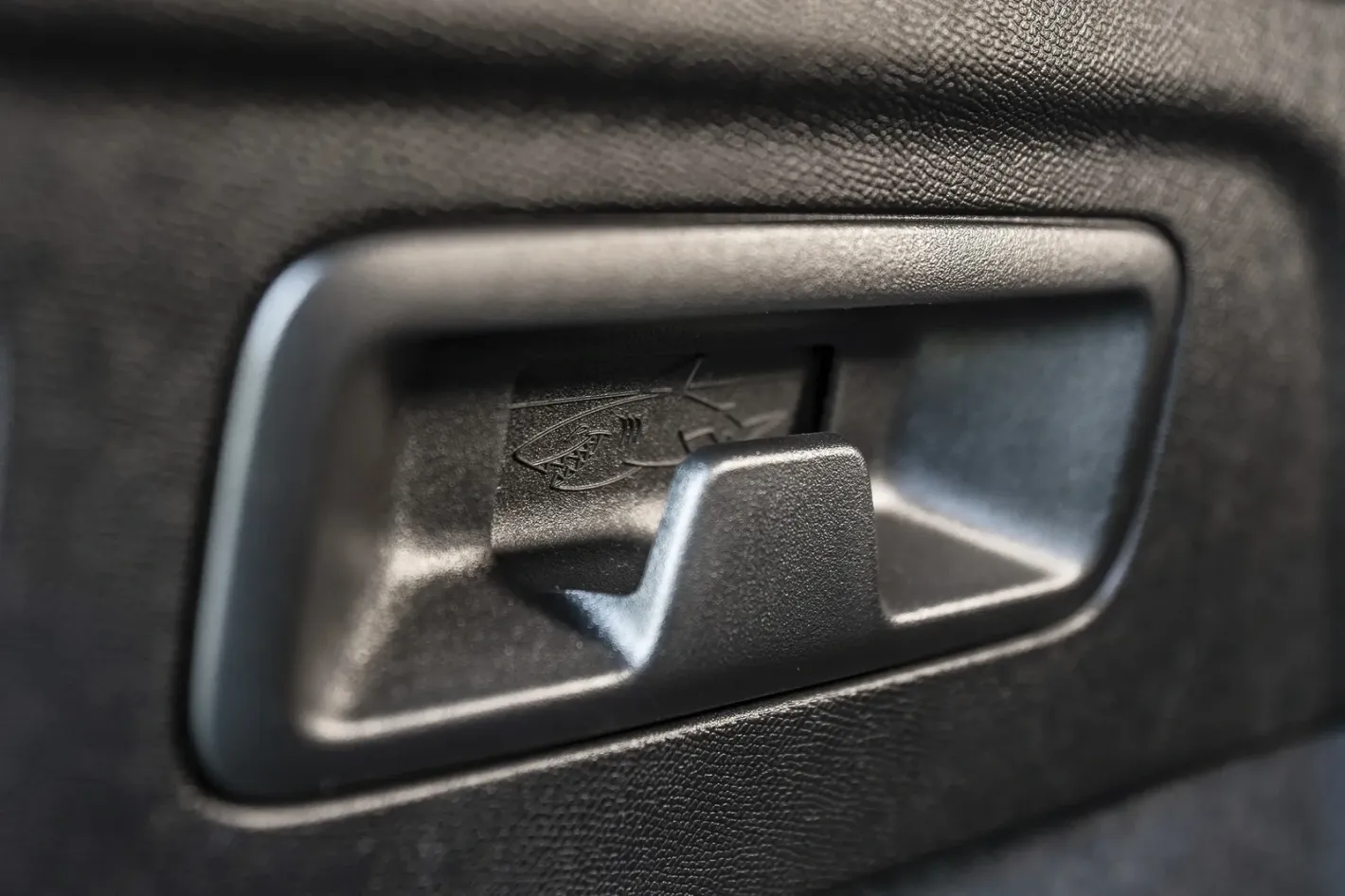 Opel крие акули в колите си повече от 20 години по молба на дете