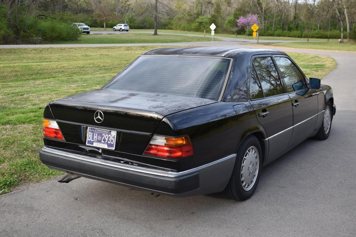 Продава се Mercedes W124 от от 1991 г. с над 1,6 милиона км пробег