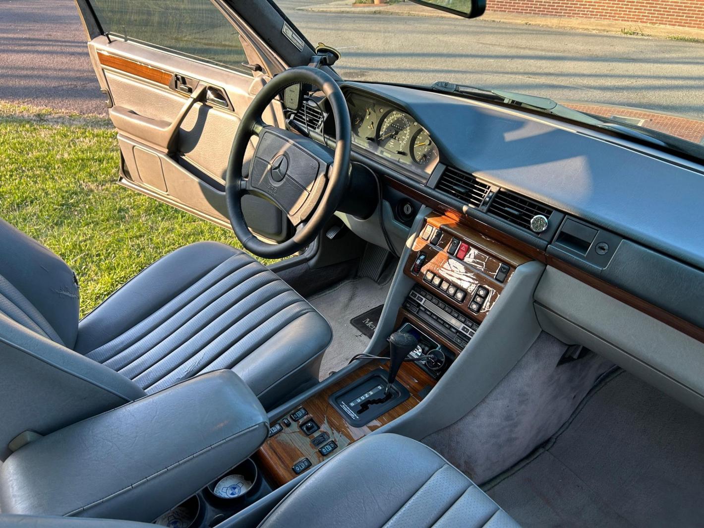 Продава се Mercedes W124 от от 1991 г. с над 1,6 милиона км пробег