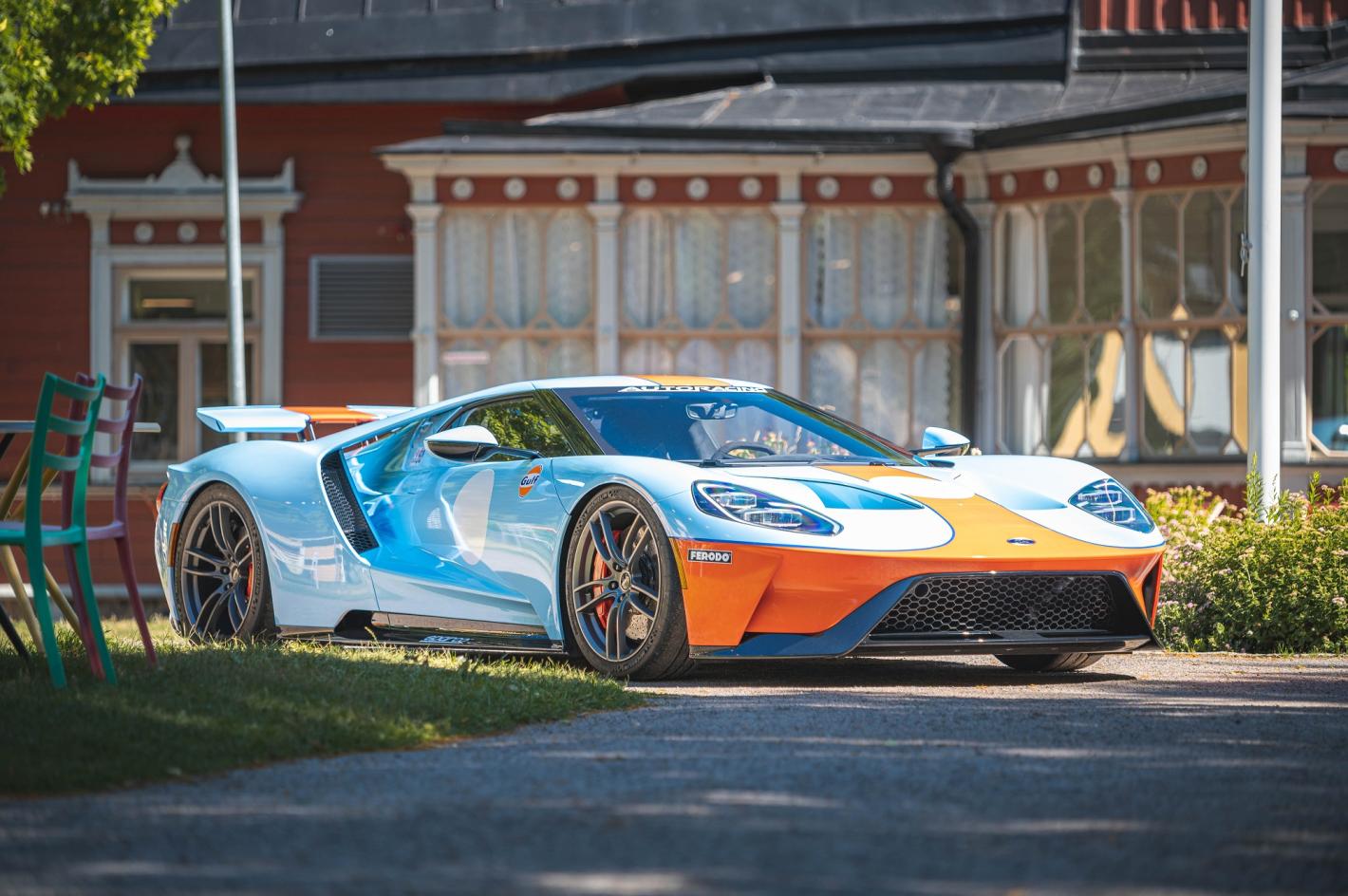 Подборка от зрелищни кадри: Суперкола Ford GT за $2,5 милиона претърпя тежка катастрофа