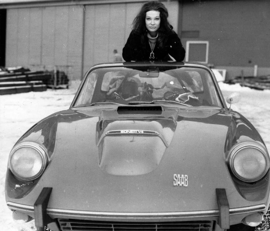 Тази дама кара един и същ Saab цели 56 години Снимки