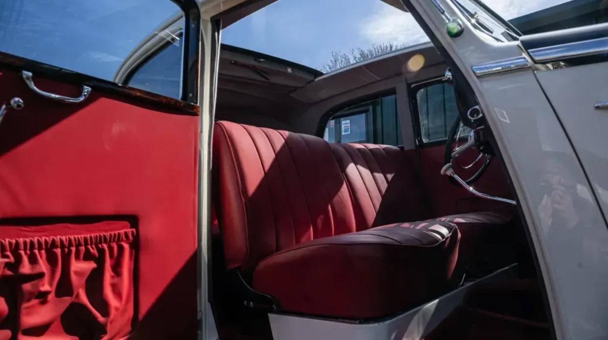 Продава се Mercedes, който е возил Мерилин Монро Снимки